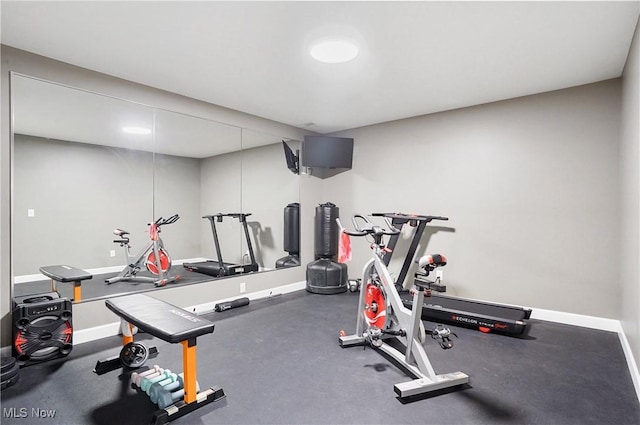 exercise room featuring baseboards