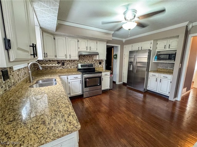 kitchen featuring dark wood-style flooring, appliances with stainless steel finishes, ornamental molding, a sink, and under cabinet range hood