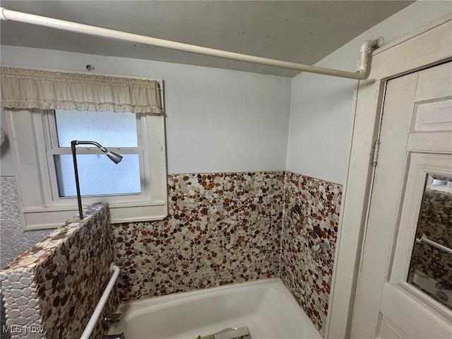 full bathroom featuring a bathtub