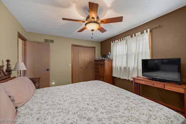 bedroom with ceiling fan, a closet, and visible vents