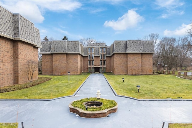 2365 Covington Rd Unit 323, Akron, OH 44313 - surrounding community with a lawn