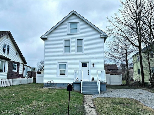 view of front of property featuring a front yard and fence