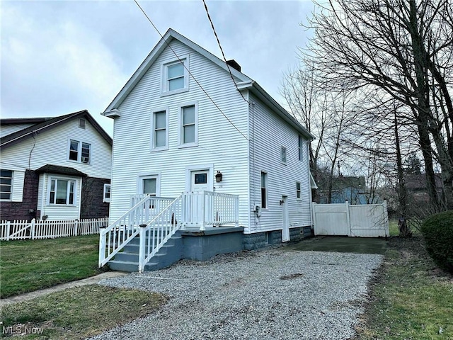 view of front of house featuring fence and a front lawn