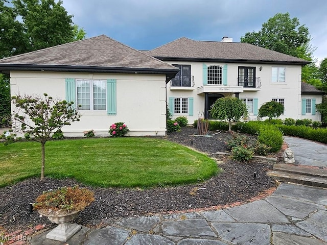 315 Glengarry Dr, Aurora, OH 44202 - traditional-style house with a shingled roof, stucco siding, a chimney, and a front yard