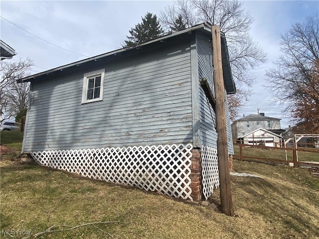 view of side of property featuring a lawn