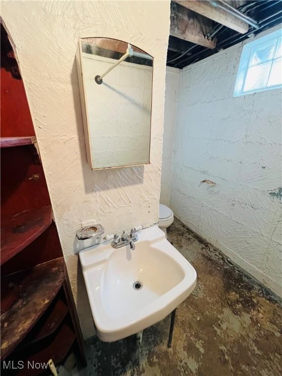bathroom featuring a sink and toilet