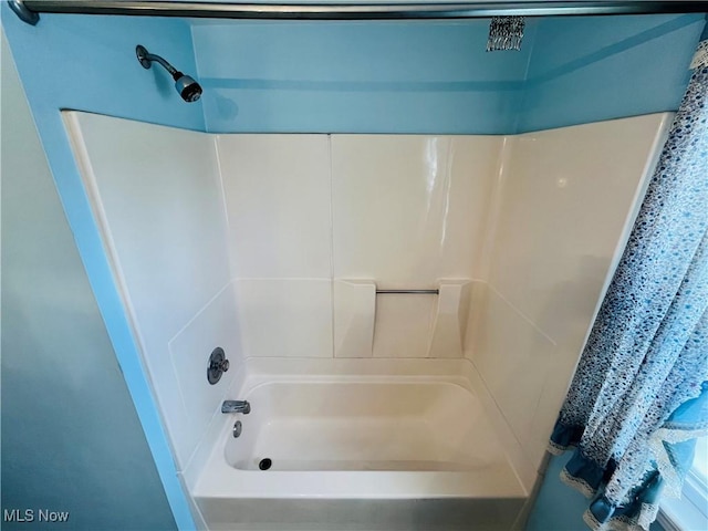 full bath with shower / tub combination