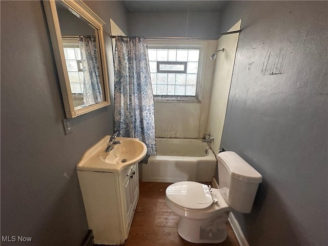 full bathroom featuring vanity, a wealth of natural light, shower / bath combination with curtain, and toilet