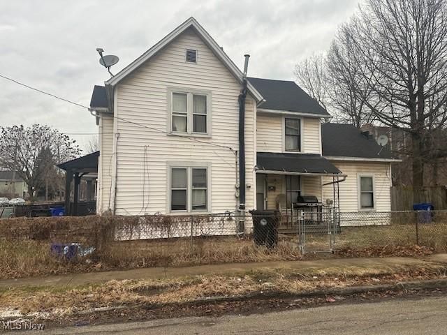 view of front of home featuring a fenced front yard