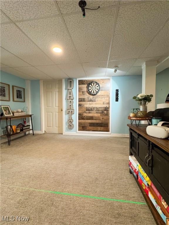 recreation room featuring a drop ceiling, baseboards, and carpet