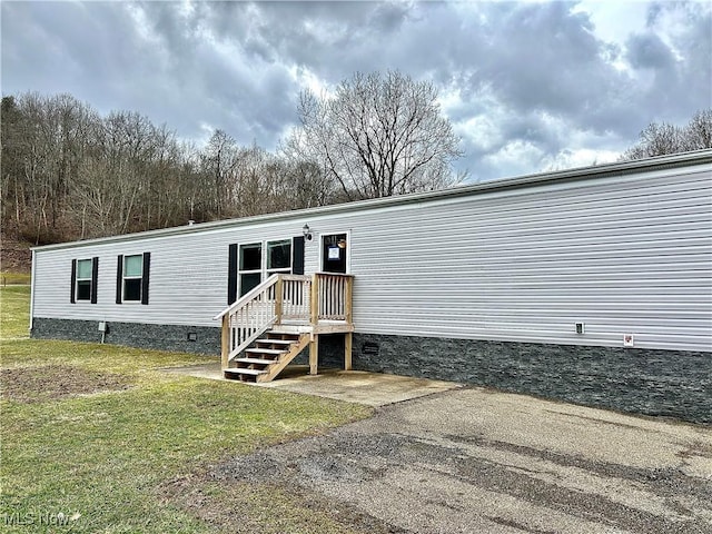 manufactured / mobile home featuring crawl space and a front yard