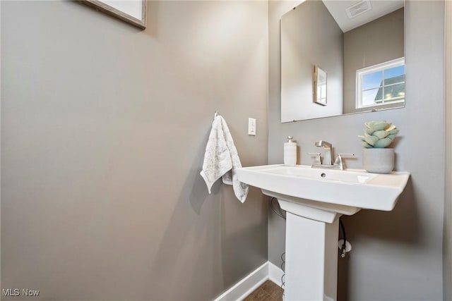 bathroom featuring visible vents and baseboards