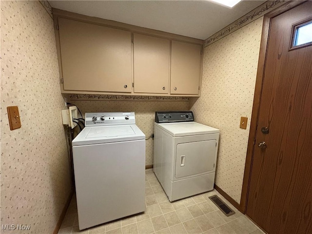 laundry room with visible vents, cabinet space, independent washer and dryer, baseboards, and wallpapered walls