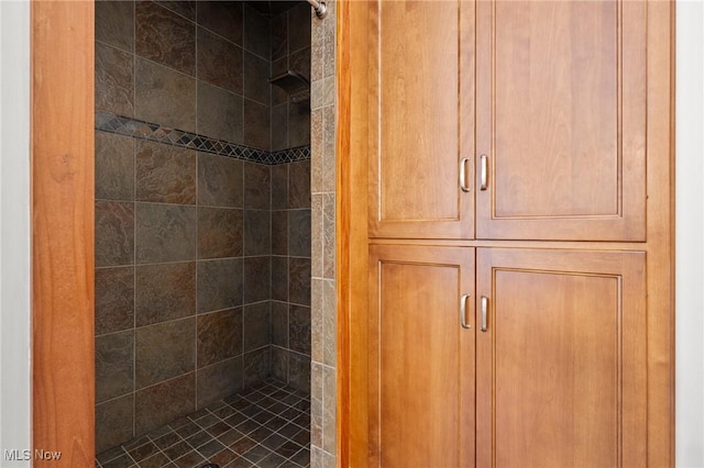 full bath with tiled shower