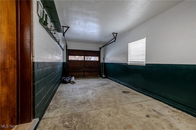 garage featuring concrete block wall