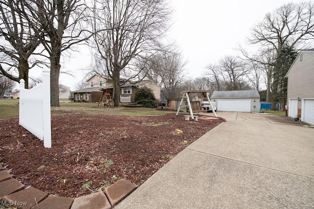 view of yard with an outdoor structure and a detached garage