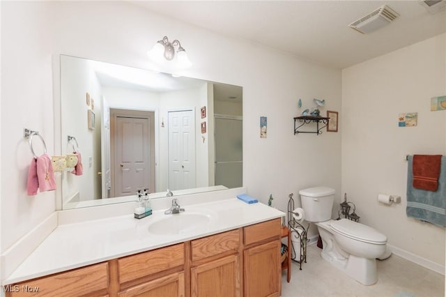 full bath with baseboards, visible vents, vanity, and toilet