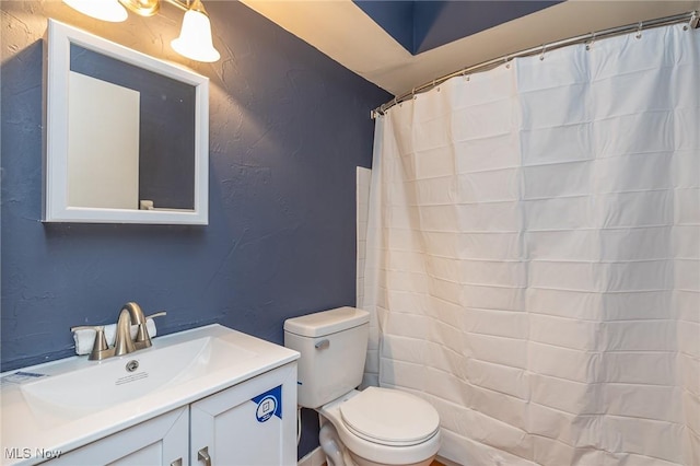 full bathroom with toilet, a textured wall, a shower with curtain, and vanity