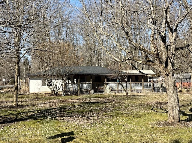 view of front of home with a front lawn