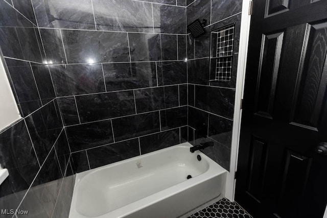 bathroom with tub / shower combination