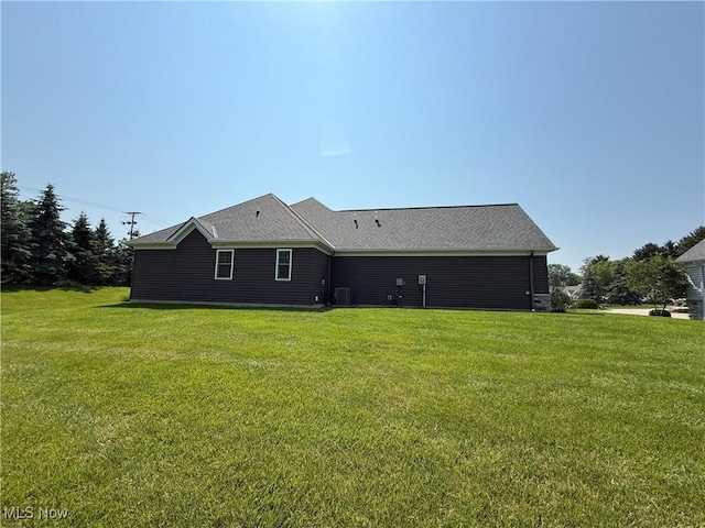 7571 Silverleaf Ct, Sagamore Hills, OH 44067 - rear view of house featuring a lawn