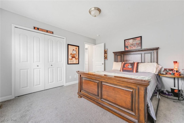 bedroom featuring carpet, baseboards, and a closet