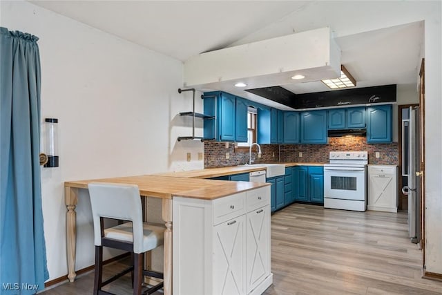 kitchen with white electric range oven, lofted ceiling, blue cabinets, a peninsula, and a sink