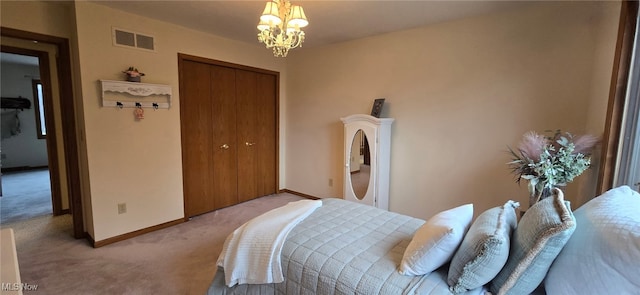 bedroom with light carpet, visible vents, baseboards, an inviting chandelier, and a closet