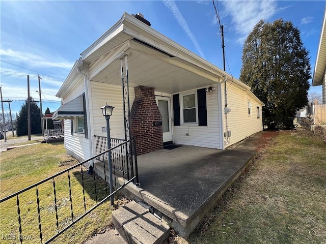 shotgun-style home featuring fence and a front lawn