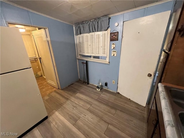 laundry room with a sink and wood finished floors