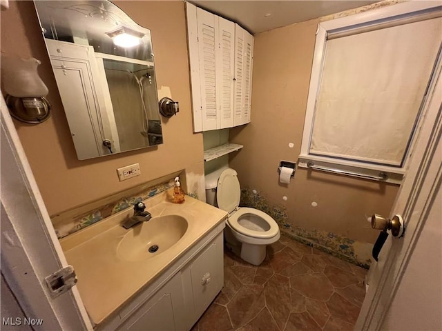 full bath with toilet, a shower with door, and vanity