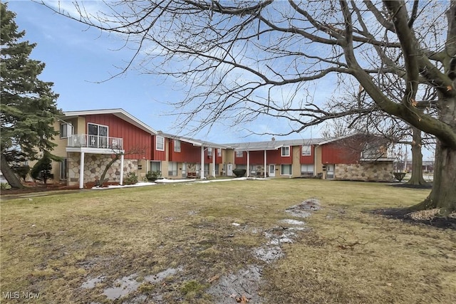 view of yard featuring a balcony