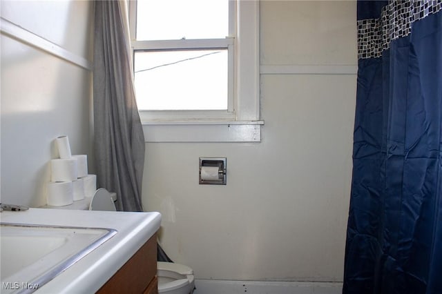 full bathroom with a shower with curtain, vanity, and toilet