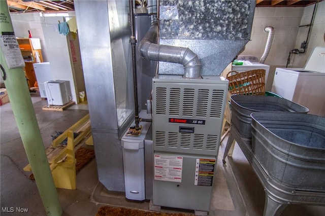 utility room with washer / dryer