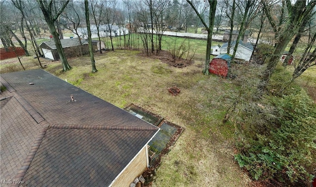 view of yard featuring an outbuilding