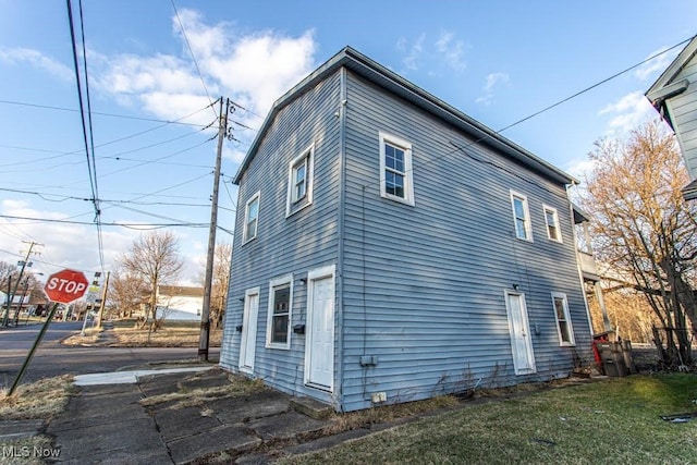 view of side of property featuring a yard