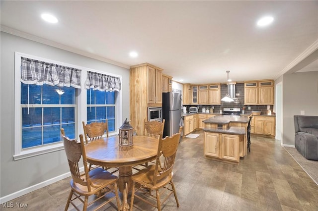 dining area featuring baseboards, ornamental molding, and recessed lighting