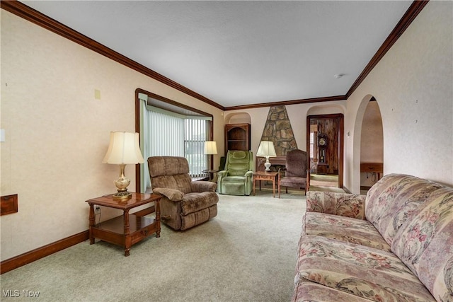 living room with arched walkways, ornamental molding, carpet flooring, and baseboards