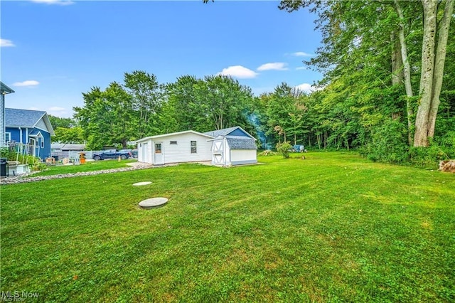 view of yard featuring an outbuilding