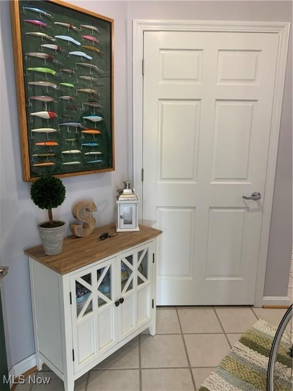 entryway featuring light tile patterned flooring and baseboards