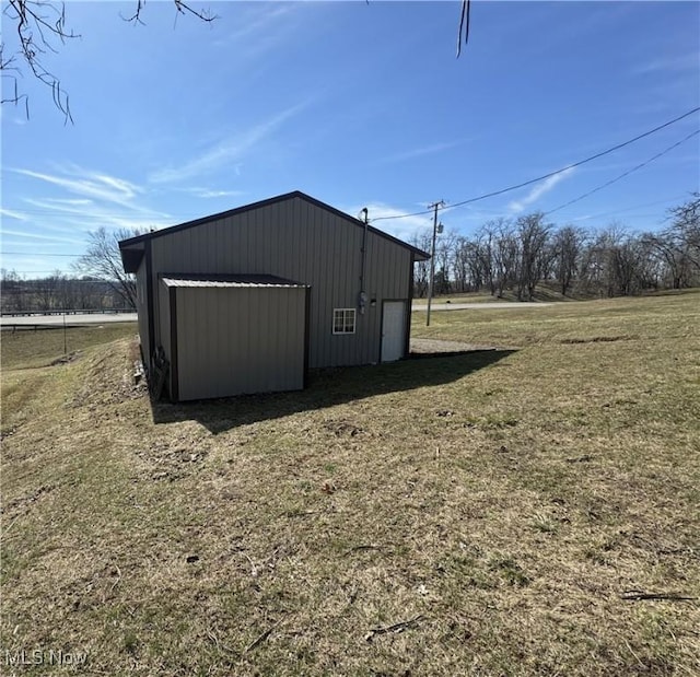 view of pole building featuring a lawn