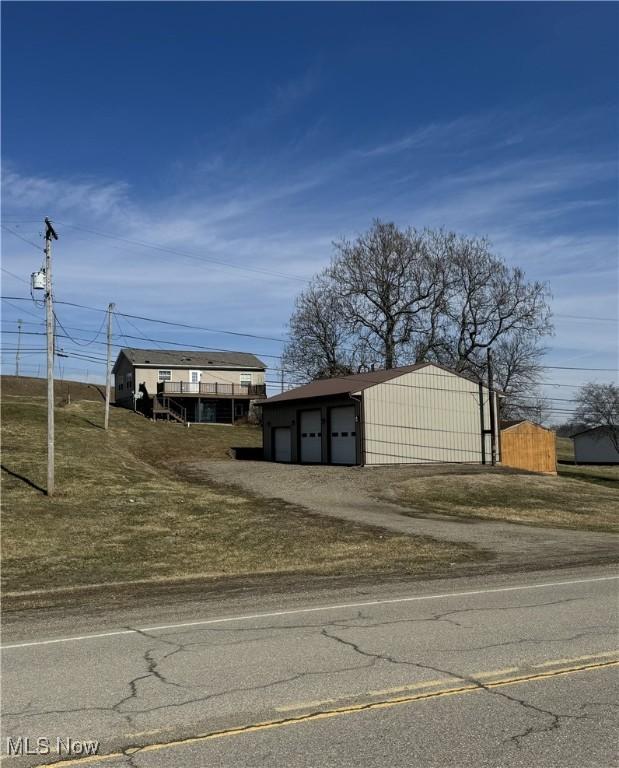 view of yard with a detached garage and an outdoor structure