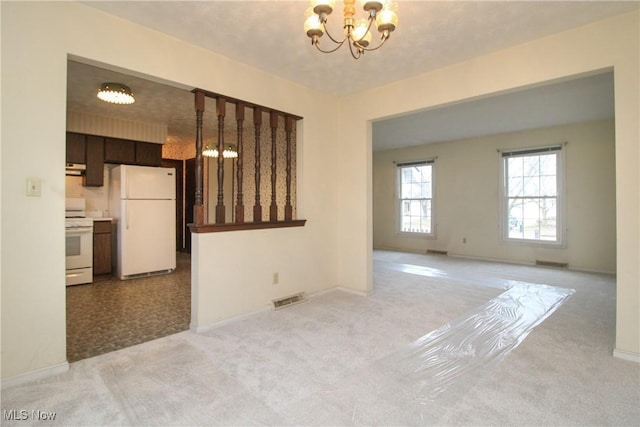 unfurnished room featuring visible vents, light carpet, baseboards, and an inviting chandelier