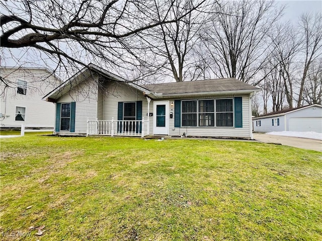 view of front facade featuring a front lawn