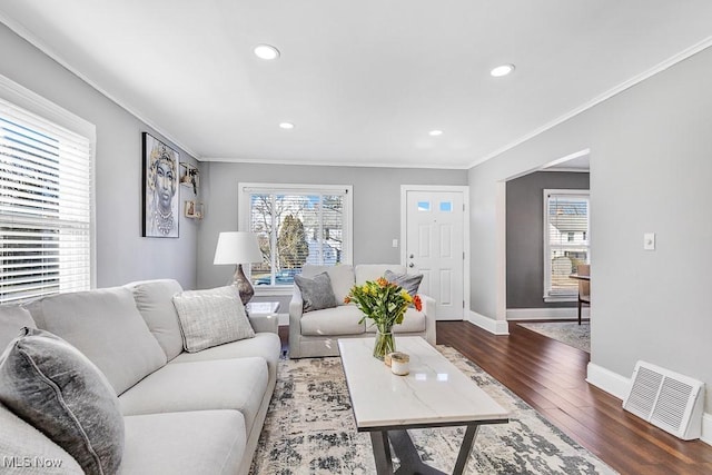 living room featuring crown molding, recessed lighting, visible vents, wood finished floors, and baseboards