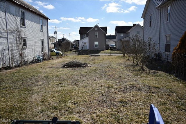 view of yard featuring a residential view