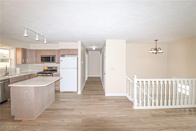 757 Eastern Rd, Doylestown, OH 44230 - kitchen featuring a sink, a chandelier, light wood-type flooring, stainless steel appliances, and a kitchen island