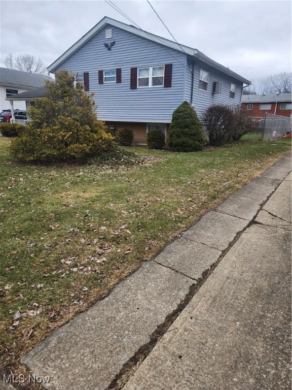 view of front facade with a front lawn