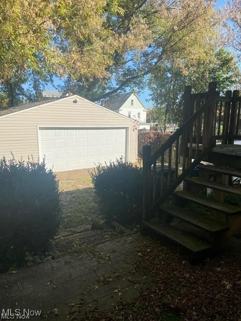 view of yard featuring an outbuilding