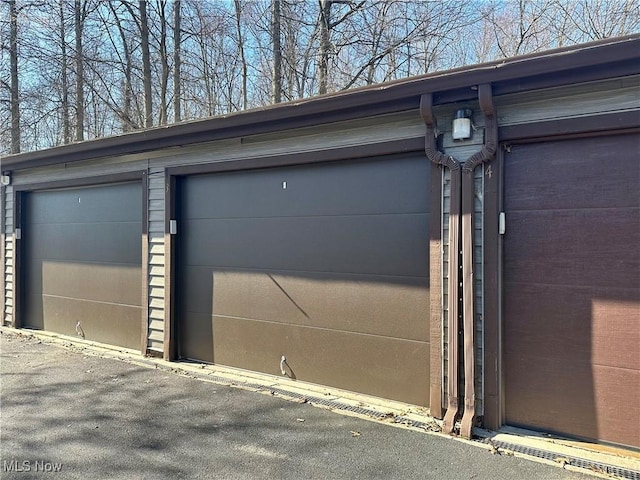 924 Nob Hill Dr Unit 3, Niles, OH 44446 - view of garage
